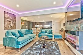 The Mews Boutique Deluxe Apartments, Sleep 2-6 People , Central Location, Free Parking