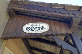 Kleine Galerie Apartment für 3 mit Küche Kamin Netflix Parken und Hofladen