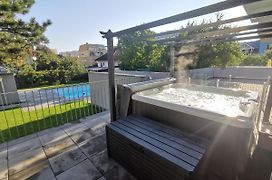 Dream Getaway Apartment With Jacuzzi And Pool