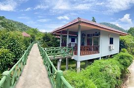 Khao Sok Jungle Huts Resort