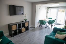 Wave Stays - Ground Floor Apartment - Outside Seating Area