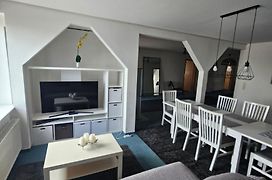 6 bedroom Private APARTMENT&Lounge