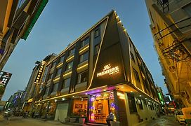 Airport Le Premier, New Delhi