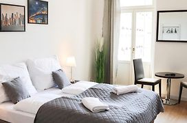 Rose Suites And Rooms