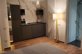 Holding House -Close Train Station And Port