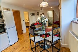 Pine Cottage With Private Hot Tub