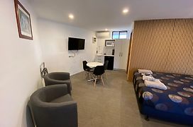 Golden Country Motel And Caravan Park