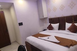 Hotel Mannat - Near Thyagaraj Sports Complex