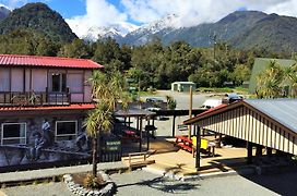 Chateau Backpackers & Motels