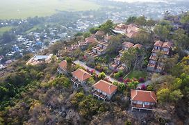 Victoria Nui Sam Lodge