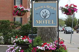 Town & Beach Motel