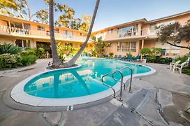 Cal Mar Hotel Suites