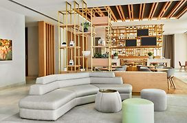 Hilton Garden Inn Dubai, Mall Avenue