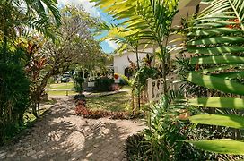 Beau Vallon Bungalows