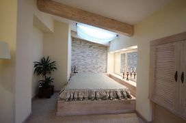 Park-Hotel Butenko Stable