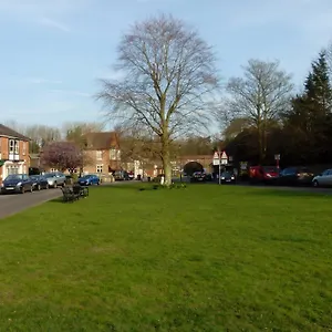 The-Robin-Hood-Inn-Rowlands-Castle-Exterior