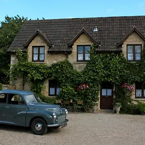 Fosse-Farmhouse-Holiday-Cottages-Chippenham-Exterior