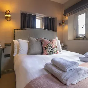 The Porch House Room photo