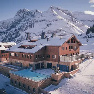 Alpenparks-Hotel-Apartment-Arlberg-Warth-Mit-Pool-Skyline