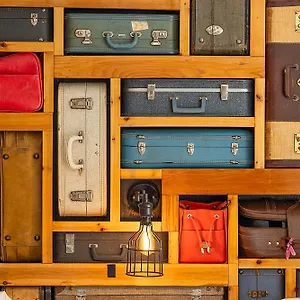 Crash-Hotel-Squamish-Exterior