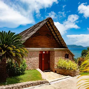 Colibri-Hotel-Baie-Sainte-Anne-Exterior