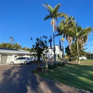 Beachmere-Palms-Motel-Exterior