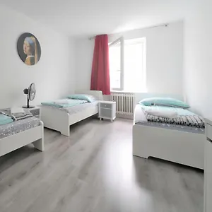 Schoenes-Helles-Zimmer-Direkt-In-Frankfurt-City-Nr-301-Frankfurt-am-Main-Beds