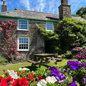 Shute-Farm-Bed-Breakfast-Kingsbridge-Exterior
