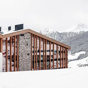 Hotel-Panoramic-Lotsch-Sarentino-Exterior