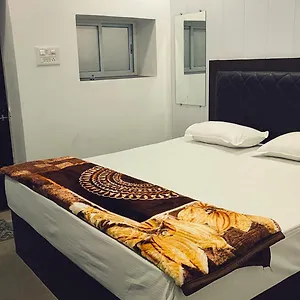 Taj-Plaza-Paying-Guest-House-Varanasi-Beds