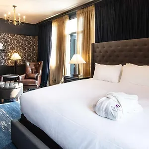 Midnight-Sun-A-Coast-Hotel-Dawson-City-Room