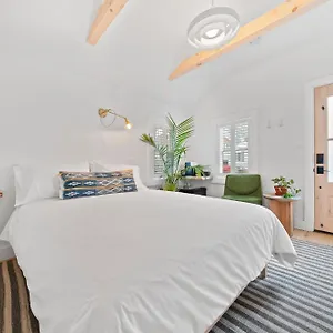 Sisu-A-Boutique-Motel-Plymouth-Room