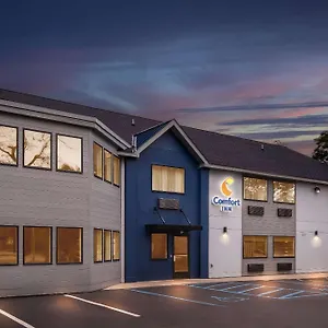 Comfort-Inn-Traverse-City-Exterior