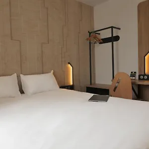 B-B-Hotel-Carcassonne-Rocadest-La-Cite-Room