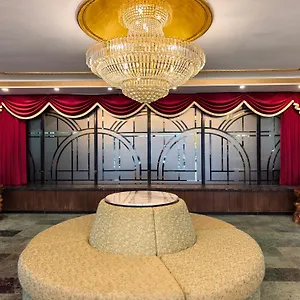 Champagne-Hotel-Jiaoxi-Swimming-Pool