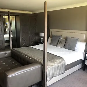 Riverside-Lodge-Hotel-Irvine-Room