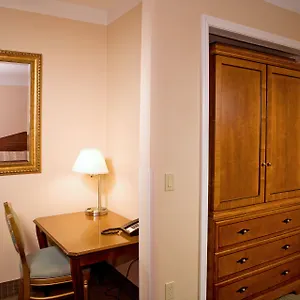 Brand-Plaza-Hotel-Glendale-Room