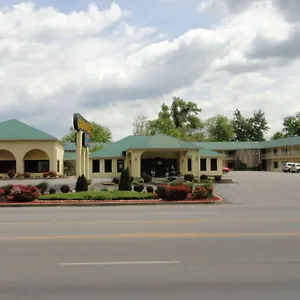 Golden-Manor-Inn-Suites-Muldraugh-Exterior