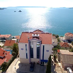 Hotel-Viktorija-Seget-Vranjica-Exterior