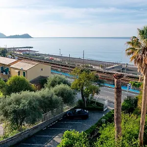 Real-Park-Hotel-Cavi-di-Lavagna-Skyline