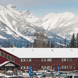 Fernie-Slopeside-Lodge-Exterior