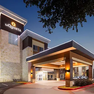 La-Quinta-By-Wyndham-Austin-Cedar-Park-Hotel-Exterior