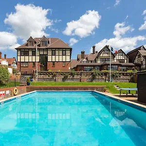 De-Rougemont-Manor-Hotel-Brentwood-Exterior