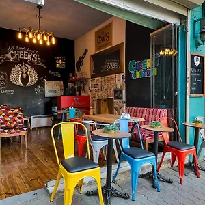 Cheers Midtown Hostel Restaurant photo