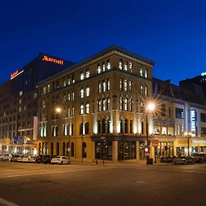Milwaukee-Marriott-Downtown-Hotel-Exterior