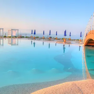 19 Summer Suites Swimming Pool photo