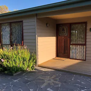 Daysy-Hill-Country-Cottages-Port-Campbell-Exterior