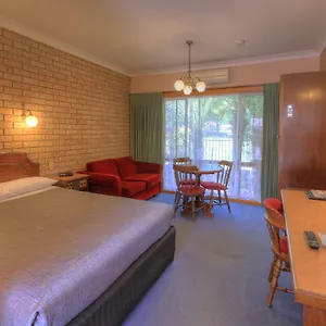BarrassS-John-Bright-Motor-Inn-Room