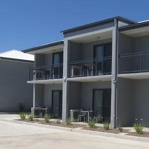 Royal-Motel-Miles-Exterior