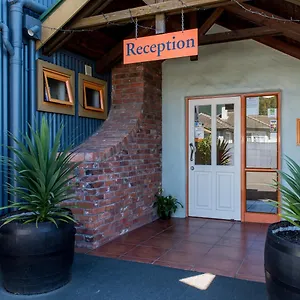 Gladstone-Motel-Richmond-Exterior